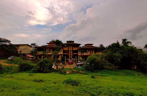 Lonavala Villa | Cozy Hill-touch villa with Lounge Pool. Quiet neighbourhood. Quick trek to lake