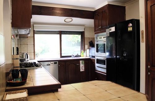 Mill Park House | Cozy House 3BD/2BR in Mill Park Directly across the road from shopping centre