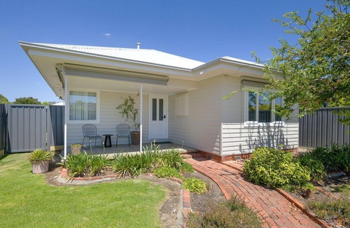 Wodonga House | Cute Cummings St Cottage - Gorgeous renovated three bedroom cottage in Wodonga