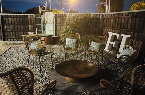 Maidstone House | D143 Ballarat Sunny Desert Retreat 4 bedrooms sleeps 13