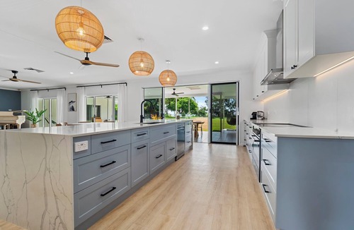 Kewarra Beach House | Da White Beachfront House Entertainer near Palm Cove Cairns