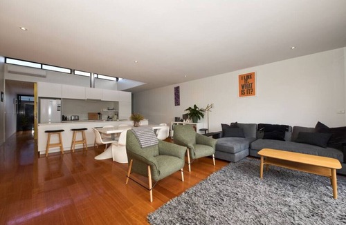 Anglesea Villa | Debonair Townhouse - 150 metres to beach!