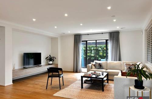 Mambourin House | Deluxe Master Bedroom in Melbourne west