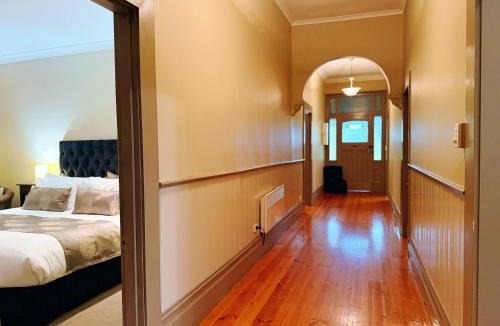 Lancefield House | Deluxe Villa - Circa 1860s Homestead