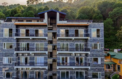 Kumarhatti Apartment | Dochi 4-BHK apartment with Hill Views, Living Room, & Balconies