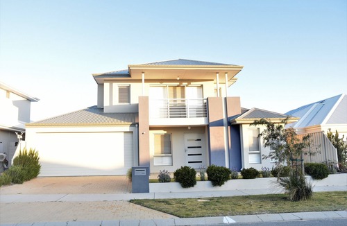 Yanchep House | Double Storey House with Ocean Views, 5 minute walk to beach
