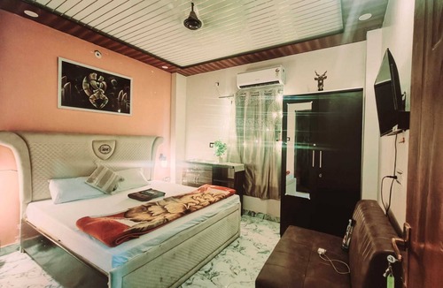 Varanasi House | Downtown PG And Restaurant