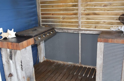 Marion Bay House | Driftaway -WIFI, NETFLIX, pet friendly, Comfort + Undercover deck with hammock