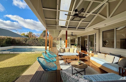 Echuca House | Echuca 5-BR Central Escape - Sunny Pool Days - Alfresco Nights - Fireside Warmth