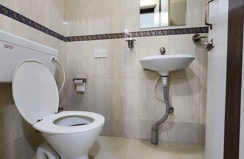 Sealdah Hotel | Eennra North Guest House