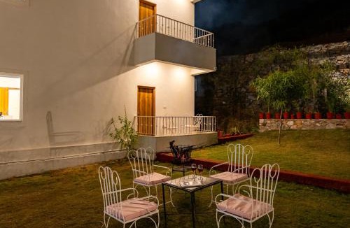 Bedla House | ELIVAAS Signature Mandovar Mountain Valley Retreat Pet-friendly Suite Room with Shared Pool, Garden, Restaurant & Hill Views