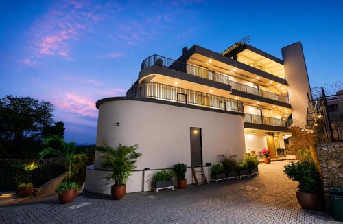 Bedla Villa | ELIVAAS Signature Miran by the lake Pet-Friendly Boutique Room with Lake View, Infinity Edge Pool, Activity Room & Garden