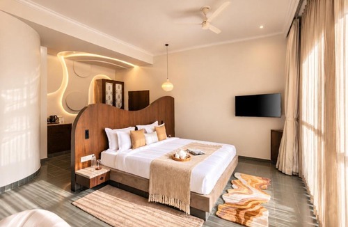 Udaipur District Villa | ELIVAAS Signature Raj Villas Pet-Friendly Hotel Suite with Pvt Pool & Aravalli Hill Views
