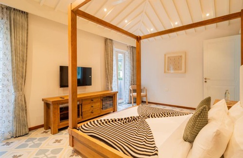 Gauravaddo Villa | ELIVAAS Signature Solace AquaVista 5-BHK Villa with Private Pool, Lounge Area & Bar