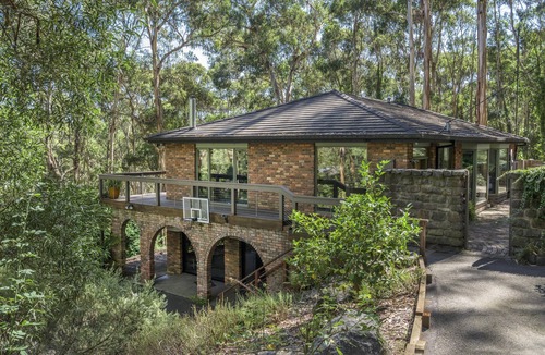 Upwey Villa | Elliott Lodge - Two storey lifestyle property sleeps 10