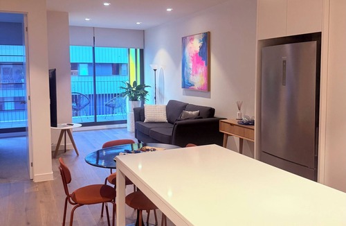 Collingwood Apartment | Enjoy the local vibe & city surroundings + parking. Modern & family friendly.