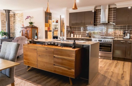 Beerwah House | Entertainer's paradise pool, Spa, Movie room pet friendly, close to Aust Zoo!
