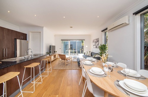 Mordialloc House | Entire 4 Bed 2 Bathroom home with Garden and Parking. 15 Min walk to beach!