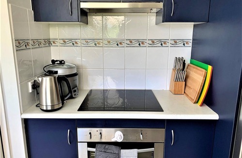 Kin Kora House | Entire 4 Bedroom House close to City and Airport -Wicks