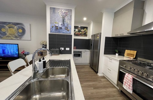 Wallan House | Entire Spacious Modern 5 bedroom Family friendly home in Wallan
