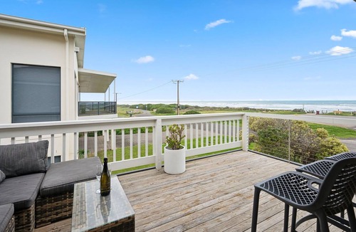 Middleton House | Esplanade Escape, Beachfront, Whale Watching, Surf