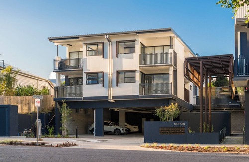 Bulimba Apartment | Executive 2BR Bulimba Apartment Across from the Park on Oxford St