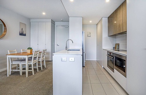 Barton Apartment | Executive Apartment - Views of Parliament House