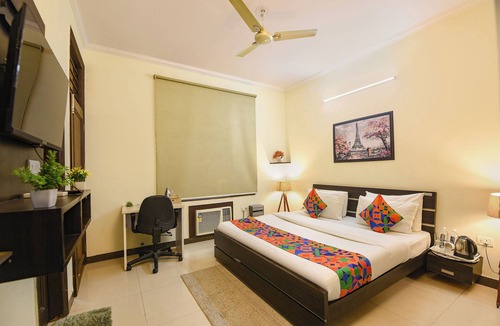 Gurugram Hotel | FabHotel Golf Luxury - 10 Min From Sector 42-43 Rapid Metro Station