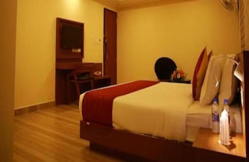 Ernakulam South Hotel | FabHotel Prime D Chandlier