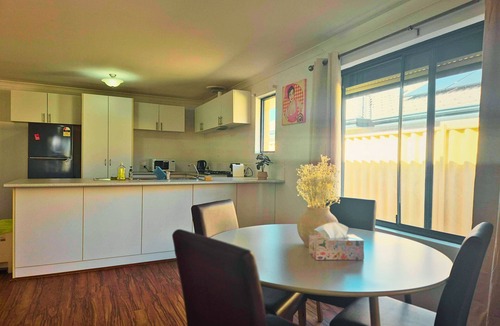Dalyellup House | Family Friendly Dalyellup Guesthouse, Walk to shops. Near Beach & Bunbury.