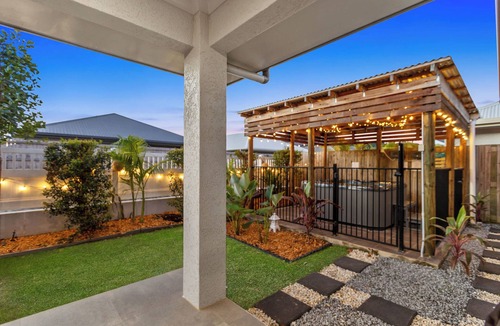 Trinity Beach House | Family Spa Retreat with BBQ in Trinity Beach