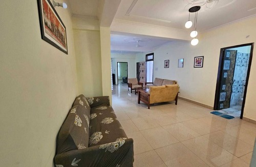 Alambagh Apartment | Fantastic apartment with AC in Lucknow