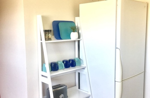 Norlane Apartment | ⭐FERNLY*BFast,WiFi,Nflx,AC*Walk2Pizza,Liquor,Deli,