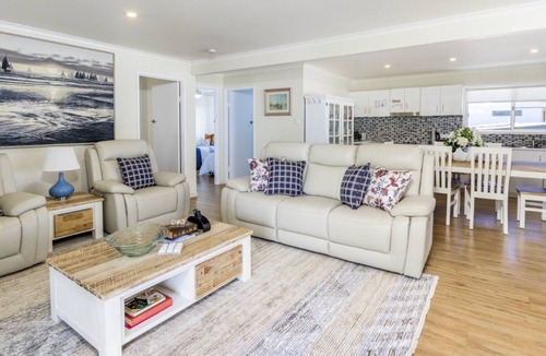 Bellara Apartment | Fishing & Swimming At Your Doorstep