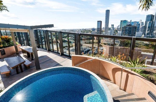 South Brisbane Apartment | Floor-to-Ceiling River& Mountain View/Top Location
