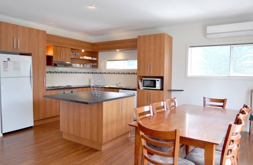 Inverloch House | Flying Colours, comfort and convenience by the sea!