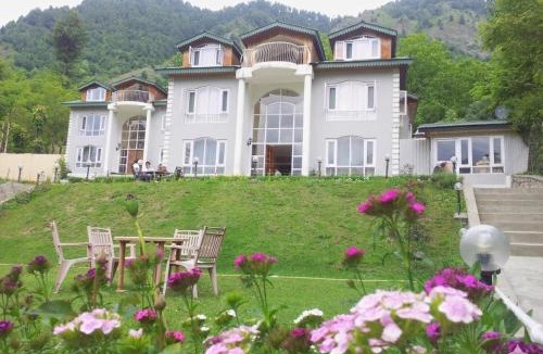 Laripora Hotel | Forest Hill Resorts