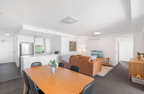 Woolloongabba Apartment | Front Row Convenience - Inner City- 3Bed,2Bath,2Car