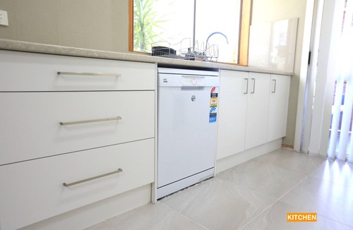 Tea Gardens House | FULL Holiday Home, Backyard, SPA, Ducted Aircon, walk to LAKE, PUB, BEACH, SHOPS