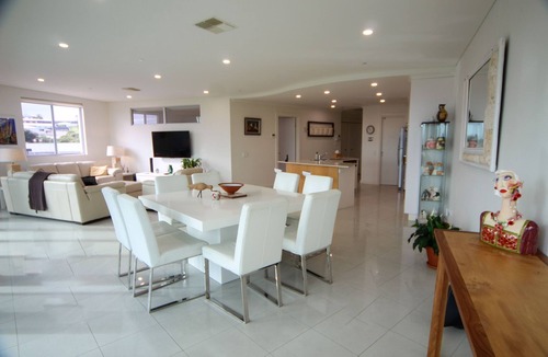 Victor Harbor Apartment | Gallery Resort-Style Penthouse No 12: Panoramic Views, and a Swimming Pool!