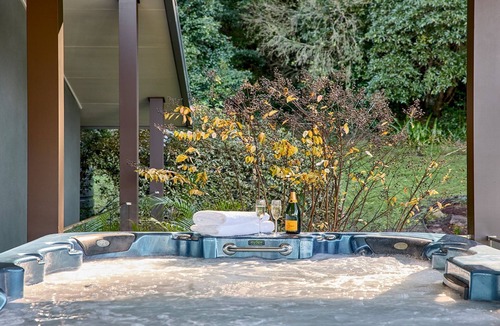 Longreach House | Grants - spacious riverside escape on the Shoalhaven River