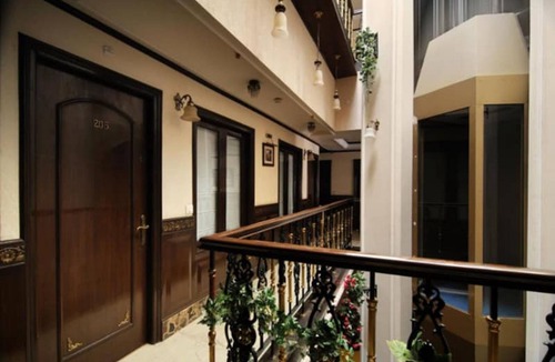 Chittaranjan Hotel | Greenleaf Apartment And Suites, Chittaranjan Park