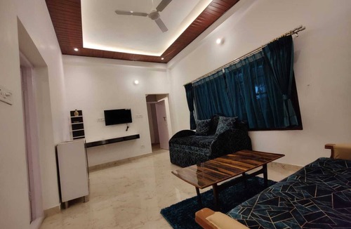 The Mall Road Villa | Gufa Cottage