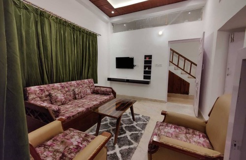 The Mall Road Villa | Gufa Cottage
