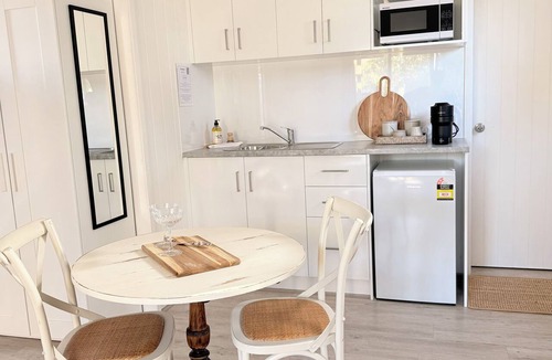 Strathalbyn Apartment | Hamptons style, studio retreat with light continental breakfast included