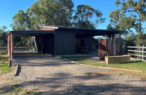 Wamuran Basin Cabin | Hayden's Place is a cozy tiny off‑grid home offering stunning 180° views.