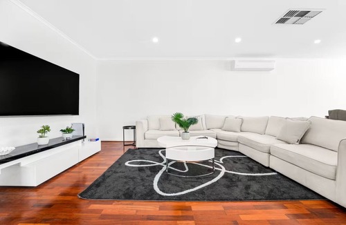 Heidelberg Heights House | Heidelberg Mansion Retreat - With Pool