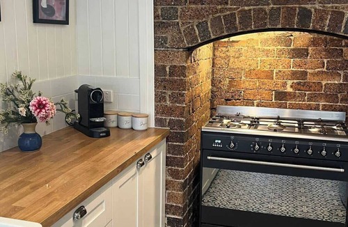 Stanthorpe Cottage | Heritage Cottage with Hot Tub & Two Bathrooms