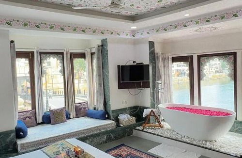 Lake Swaroop Sagar Hotel | Hide-In Udaipur - A Lake View Boutique hotel