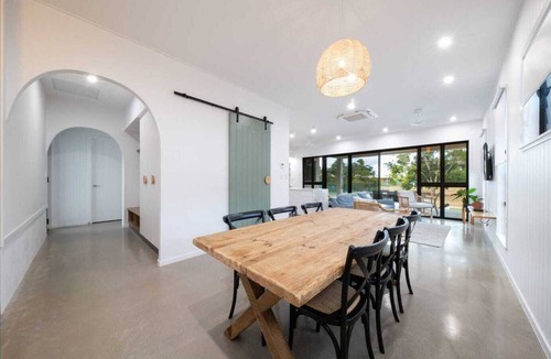 Hideaway Bay House | Hideaway Bays Luxury brand new house - across from the beach!